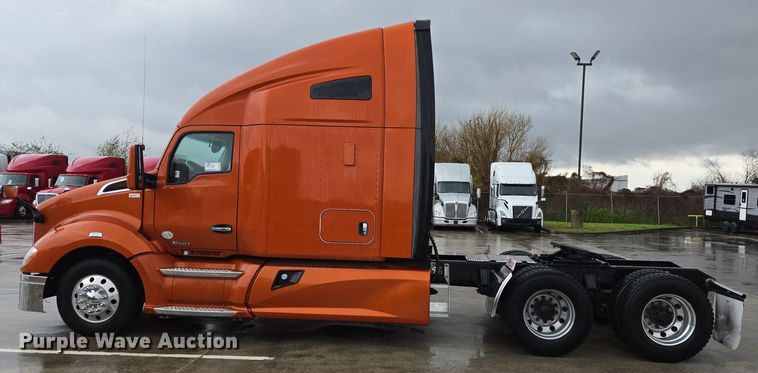 image for item DV1265 2017 Kenworth T680 semi truck