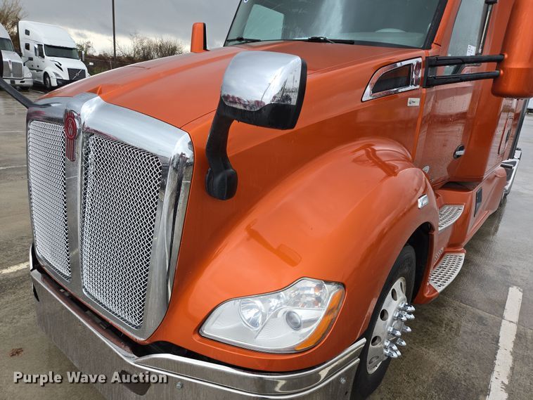 image for item DV1265 2017 Kenworth T680 semi truck