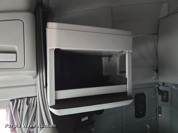 image for item DV1265 2017 Kenworth T680 semi truck