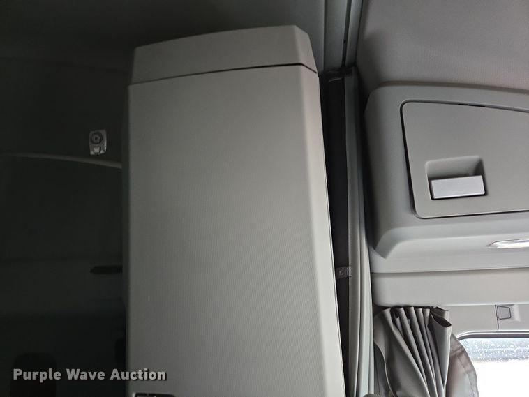 image for item DV1265 2017 Kenworth T680 semi truck