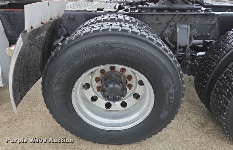 image for item DV1265 2017 Kenworth T680 semi truck