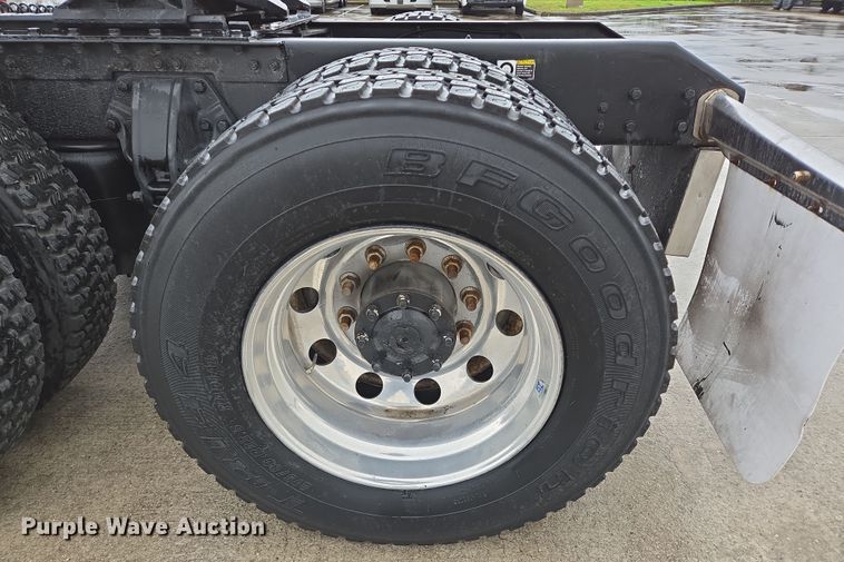 image for item DV1265 2017 Kenworth T680 semi truck