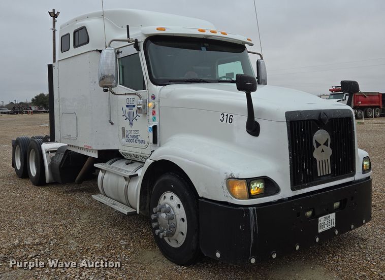 image for item DV1274 2007 International 9400i semi truck