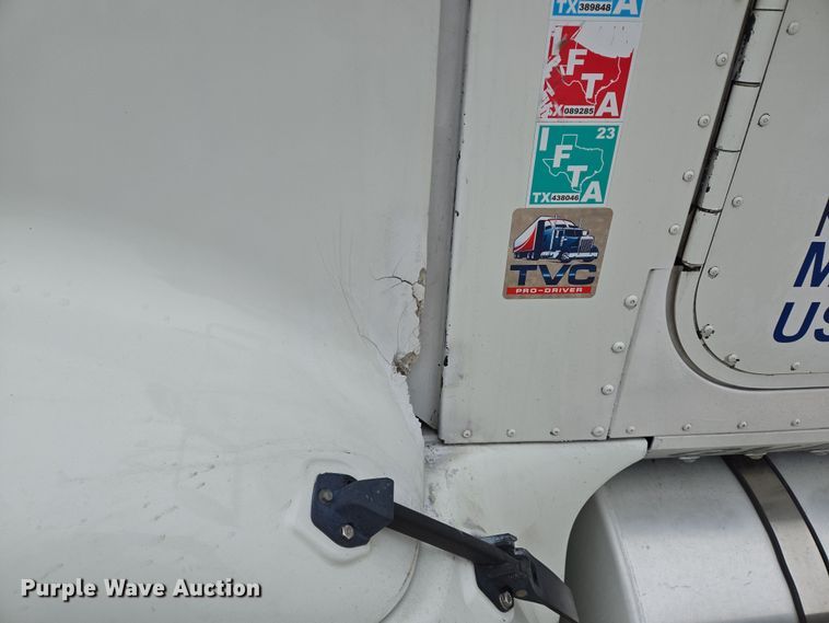 image for item DV1274 2007 International 9400i semi truck