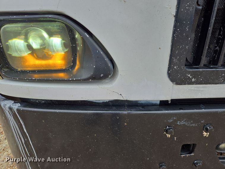 image for item DV1274 2007 International 9400i semi truck