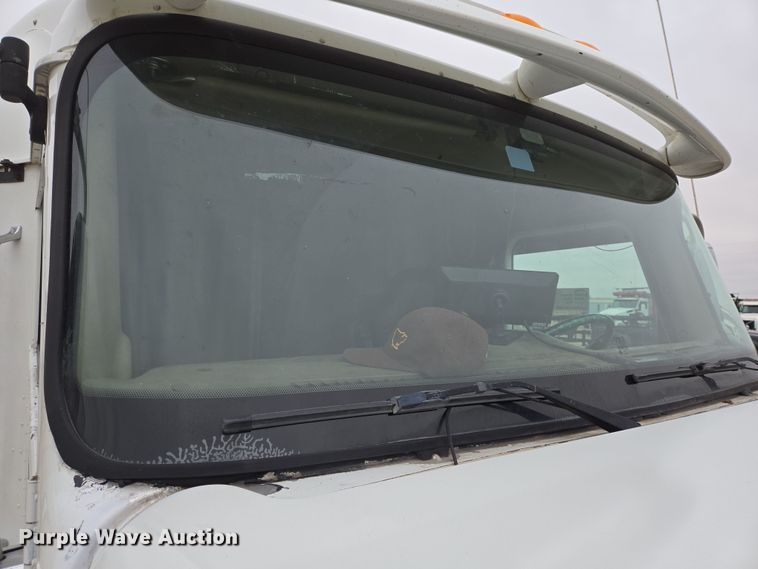 image for item DV1274 2007 International 9400i semi truck