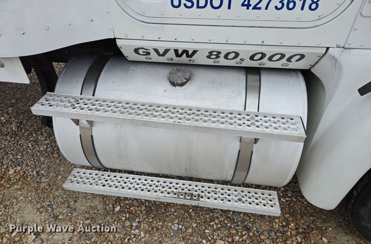 image for item DV1274 2007 International 9400i semi truck