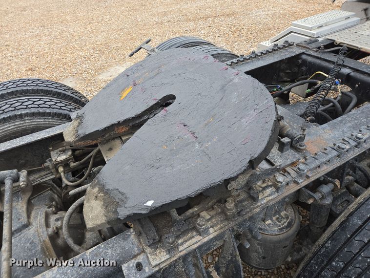 image for item DV1274 2007 International 9400i semi truck