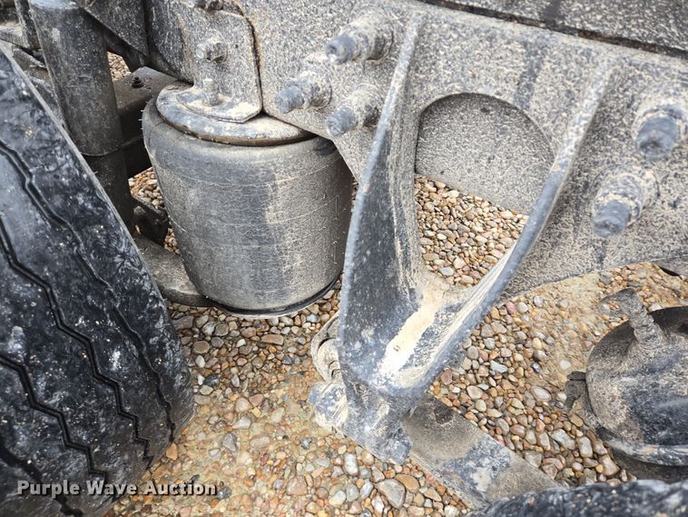 image for item DV1274 2007 International 9400i semi truck