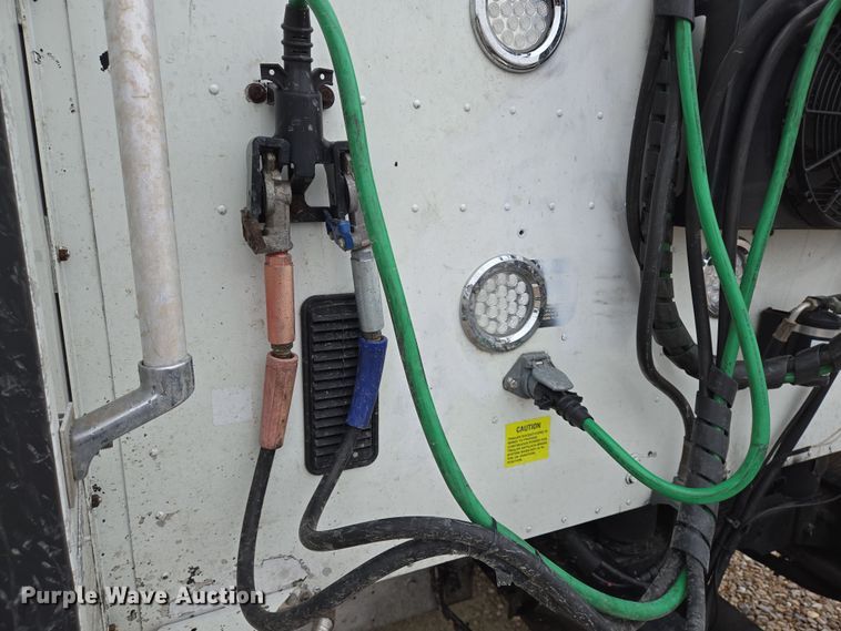 image for item DV1274 2007 International 9400i semi truck