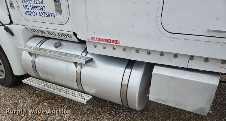 image for item DV1274 2007 International 9400i semi truck