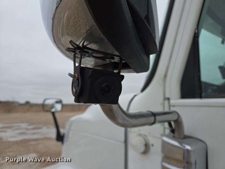 image for item DV1274 2007 International 9400i semi truck