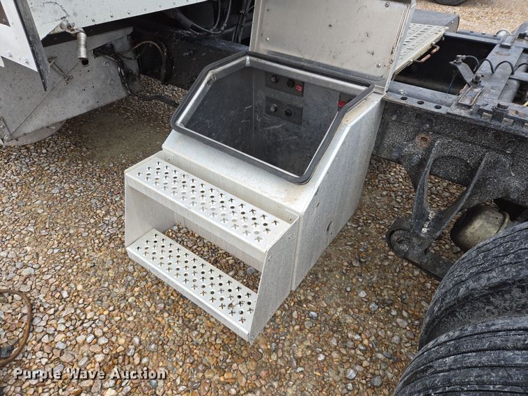 image for item DV1274 2007 International 9400i semi truck