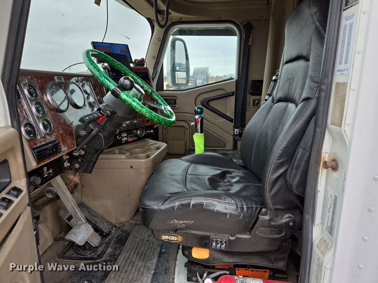 image for item DV1274 2007 International 9400i semi truck