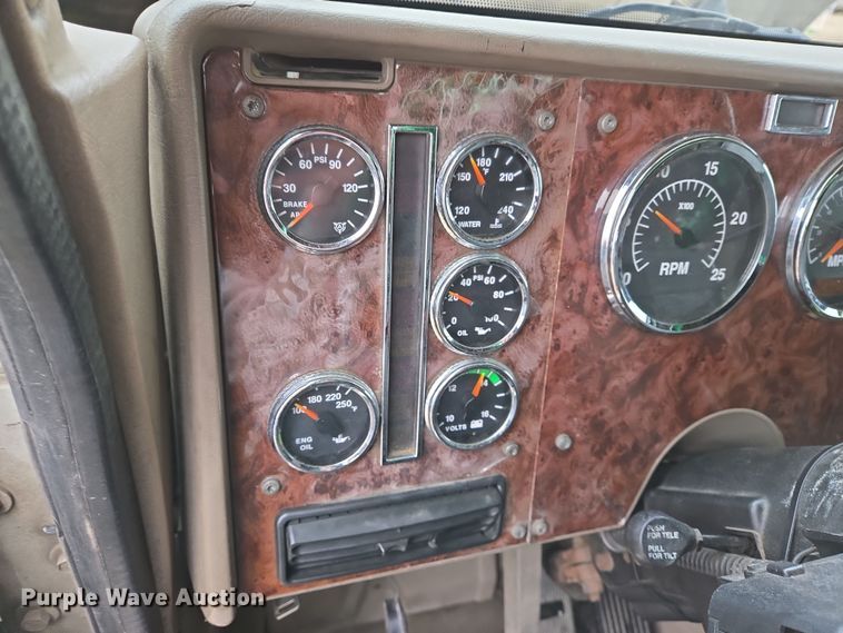 image for item DV1274 2007 International 9400i semi truck