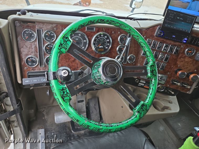 image for item DV1274 2007 International 9400i semi truck