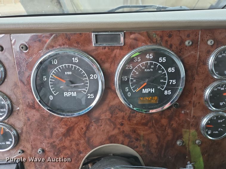 image for item DV1274 2007 International 9400i semi truck