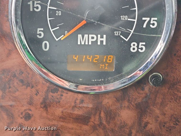 image for item DV1274 2007 International 9400i semi truck