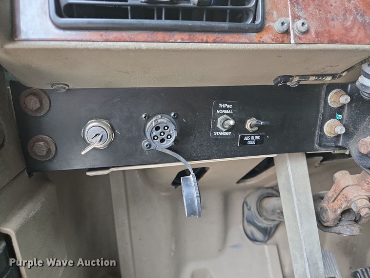 image for item DV1274 2007 International 9400i semi truck