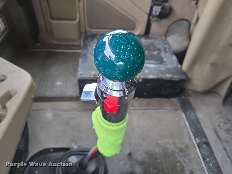 image for item DV1274 2007 International 9400i semi truck