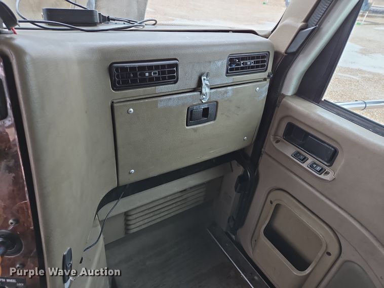 image for item DV1274 2007 International 9400i semi truck