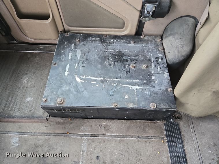 image for item DV1274 2007 International 9400i semi truck