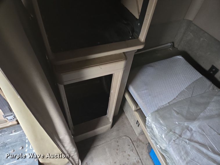 image for item DV1274 2007 International 9400i semi truck