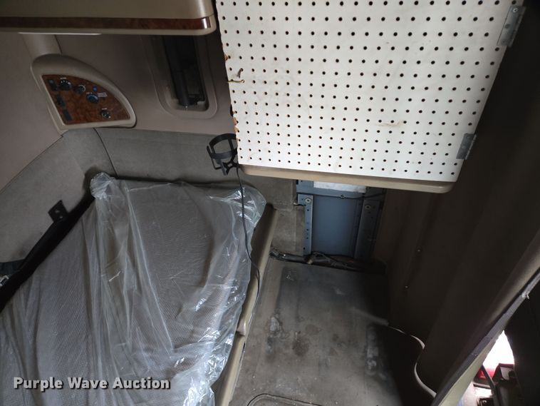 image for item DV1274 2007 International 9400i semi truck