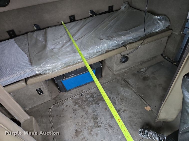 image for item DV1274 2007 International 9400i semi truck