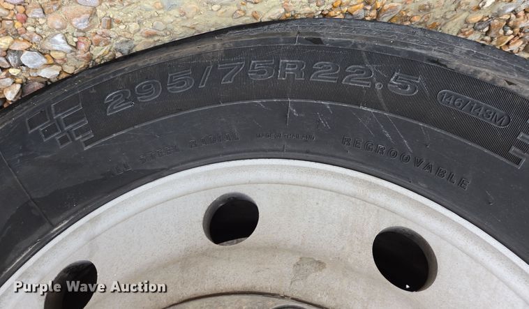 image for item DV1274 2007 International 9400i semi truck