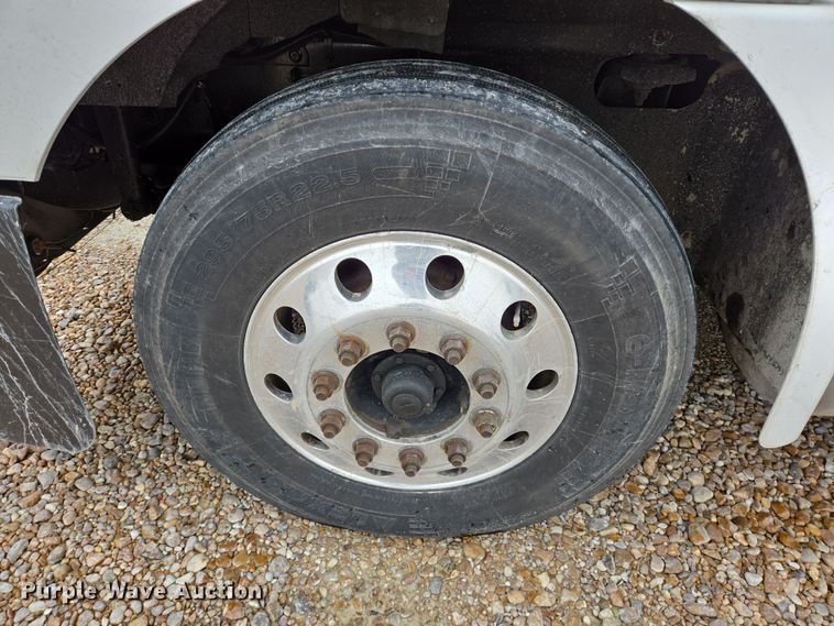 image for item DV1274 2007 International 9400i semi truck