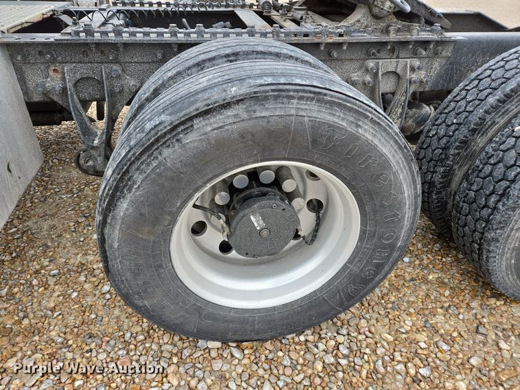 image for item DV1274 2007 International 9400i semi truck