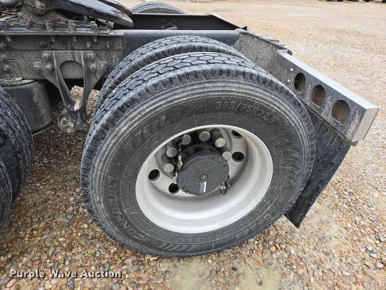 image for item DV1274 2007 International 9400i semi truck