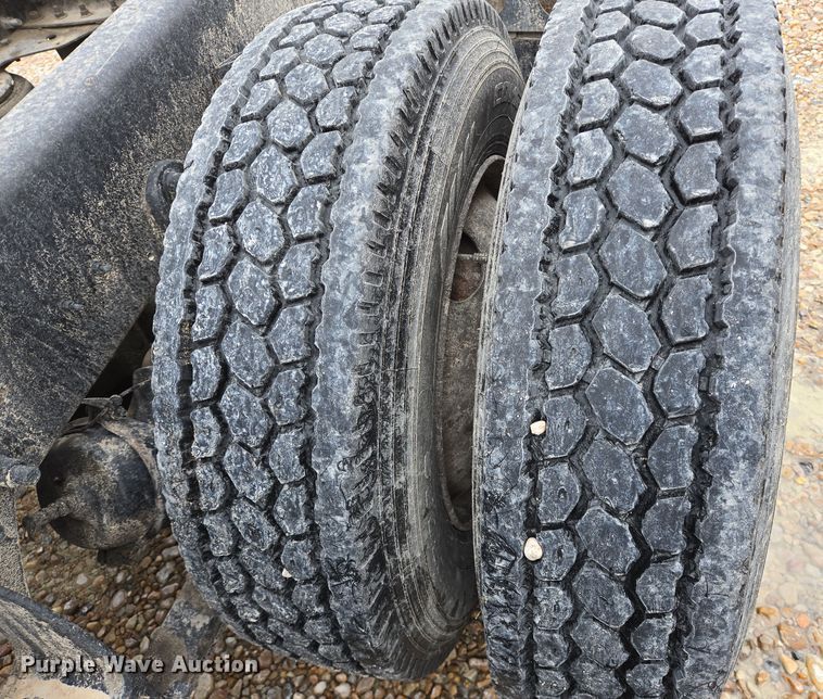 image for item DV1274 2007 International 9400i semi truck