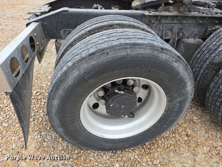 image for item DV1274 2007 International 9400i semi truck