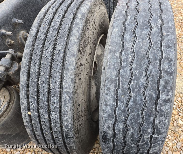 image for item DV1274 2007 International 9400i semi truck