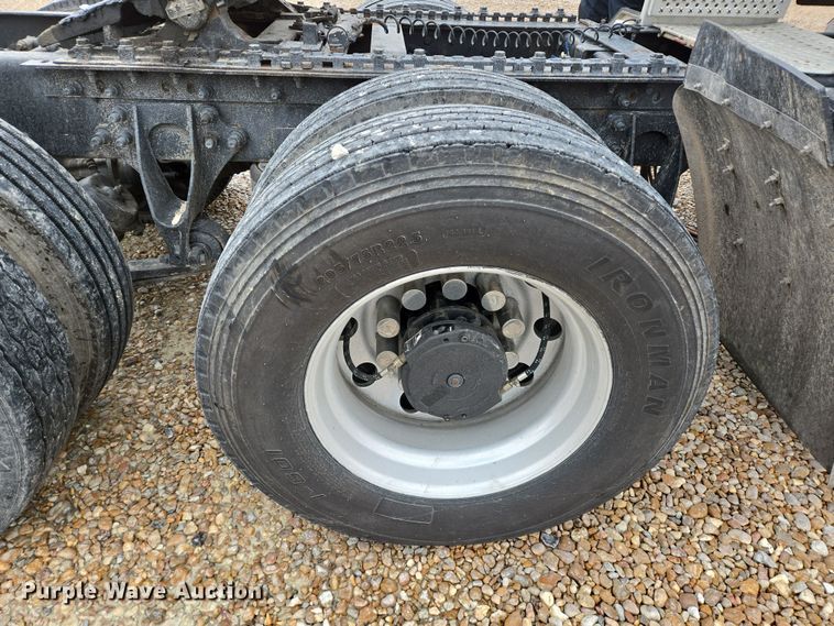 image for item DV1274 2007 International 9400i semi truck