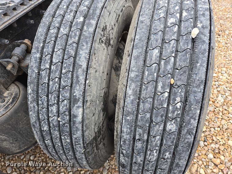 image for item DV1274 2007 International 9400i semi truck