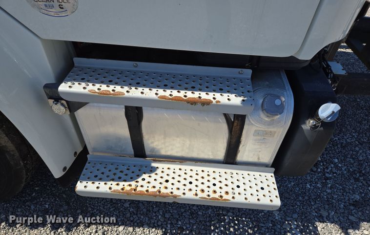 image for item DV1278 2018 Freightliner Business Class M2 106 truck cab and chassis