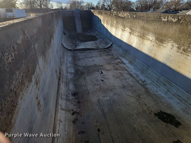 image for item DW3163 1999 Mate end dump trailer