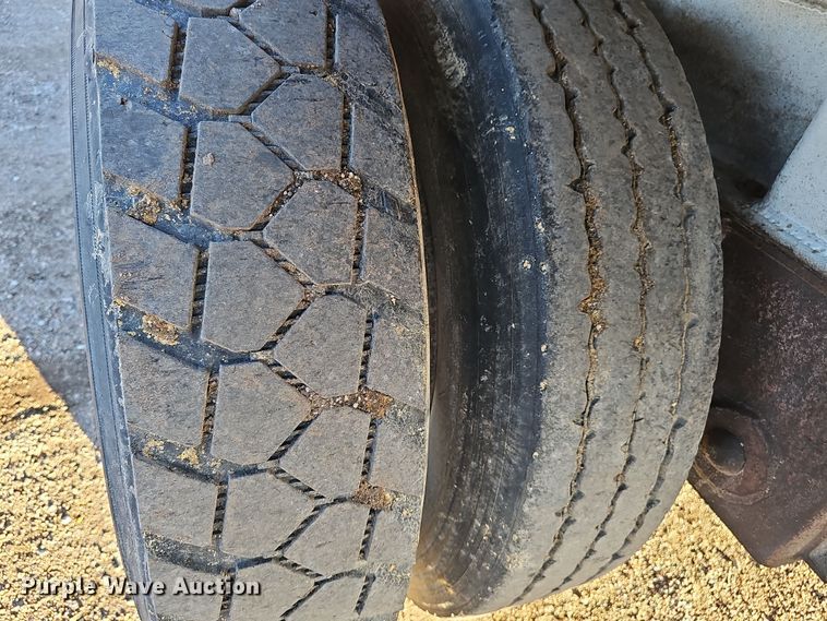 image for item DW3163 1999 Mate end dump trailer