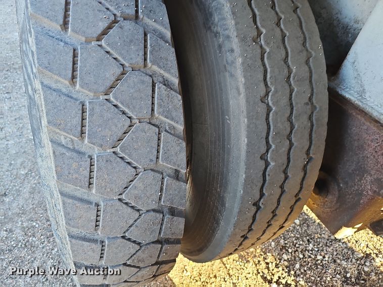 image for item DW3163 1999 Mate end dump trailer