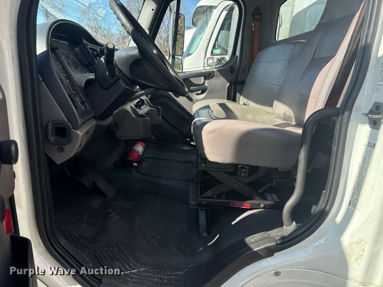 image for item EC3500 2009 Freightliner Business Class M2 106 box truck