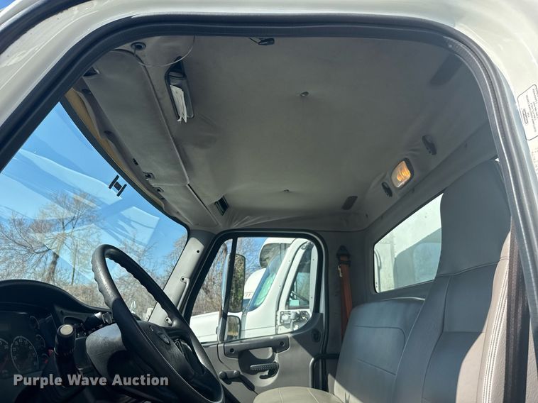 image for item EC3500 2009 Freightliner Business Class M2 106 box truck