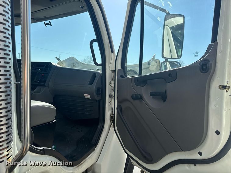 image for item EC3500 2009 Freightliner Business Class M2 106 box truck