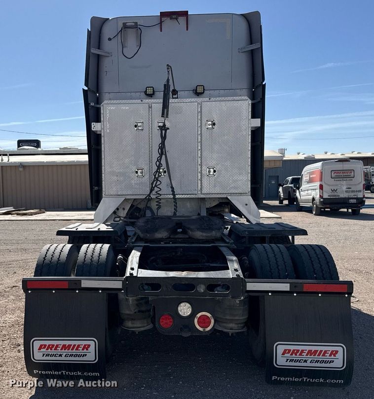 image for item ED5512 2017 Freightliner 122SD semi truck