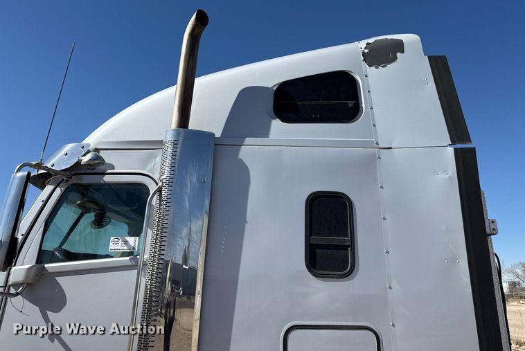 image for item ED5512 2017 Freightliner 122SD semi truck