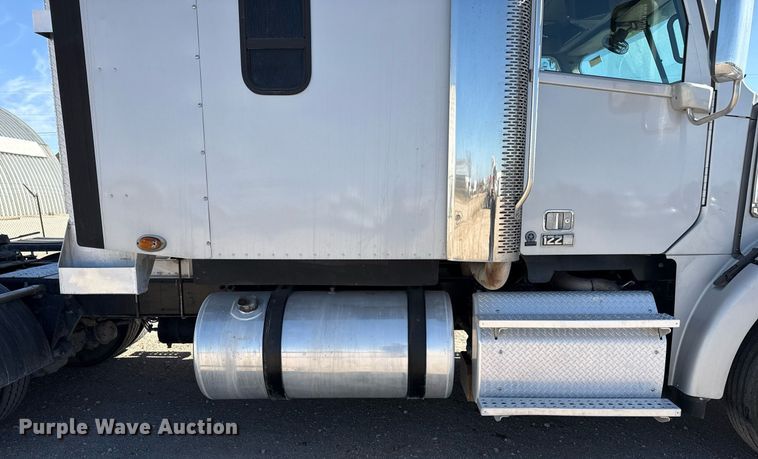 image for item ED5512 2017 Freightliner 122SD semi truck