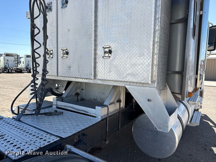 image for item ED5512 2017 Freightliner 122SD semi truck