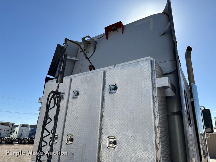 image for item ED5512 2017 Freightliner 122SD semi truck